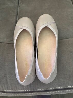 Vionic Women's Ballet Flats in Light Beige